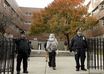 Gewährleistung der Sicherheit und des Schutzes von Schulen, anderen Bildungseinrichtungen sowie Orten, an denen sich viele Kinder aufhalten: Schulschützen, Terrorismus und andere Bedrohungen, Analyse der Erfahrungen der USA mit dem Einsatz spezieller Polizeieinheiten zur Gewährleistung der Sicherheit in Schulen, Entwurf eines umfassenden Systems zur Gewährleistung der Sicherheit in Schulen und anderen Einrichtungen, in denen sich viele Kinder aufhalten, Arbeitsprinzip, Ziele, Aufgaben, Struktur, Kräfte, Mittel und geplantes Ergebnis